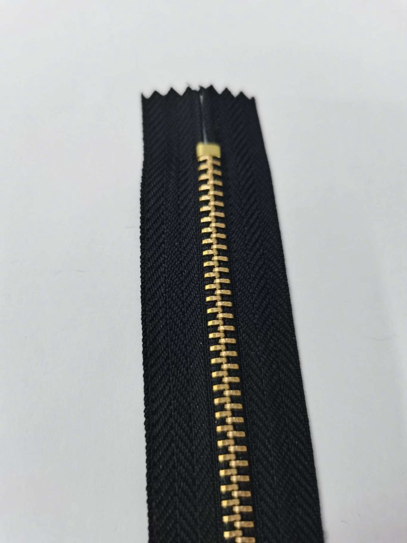 树脂拉链：打造轻盈衣饰的新选择